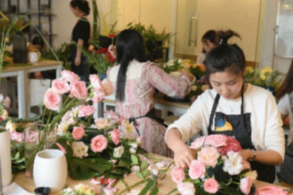花店的插花礼仪 花材和花色应该怎样搭配 花伍鲜花交易平台